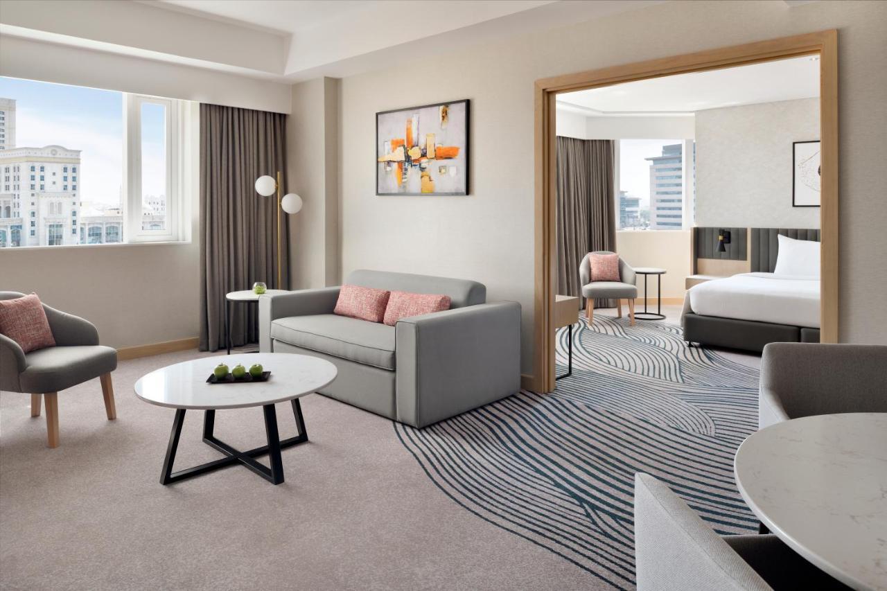 Crowne Plaza - Dubai Jumeirah By Ihg Esterno foto Suite at the Hilton London Heathrow