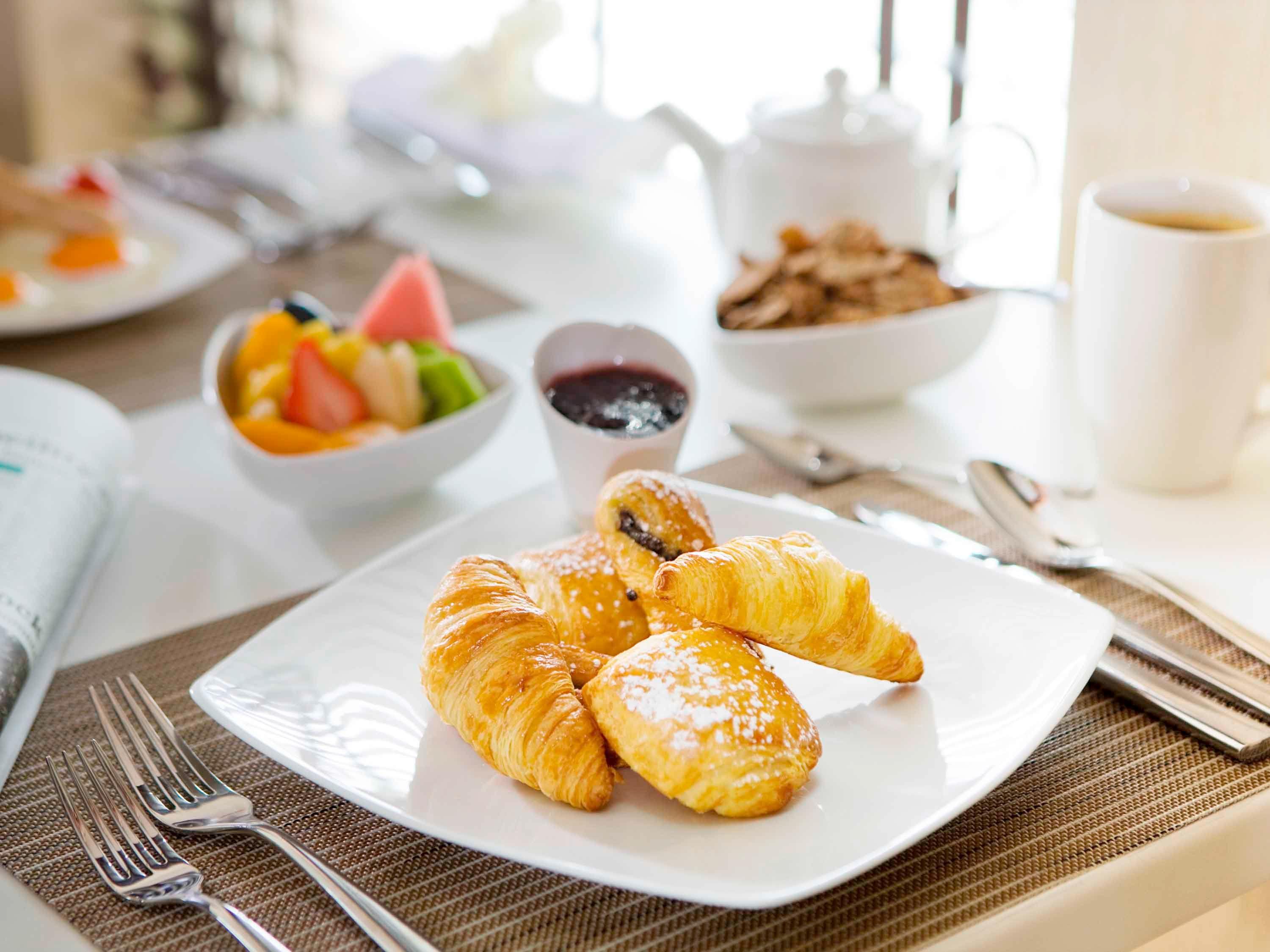Crowne Plaza - Dubai Jumeirah By Ihg Esterno foto Croissants