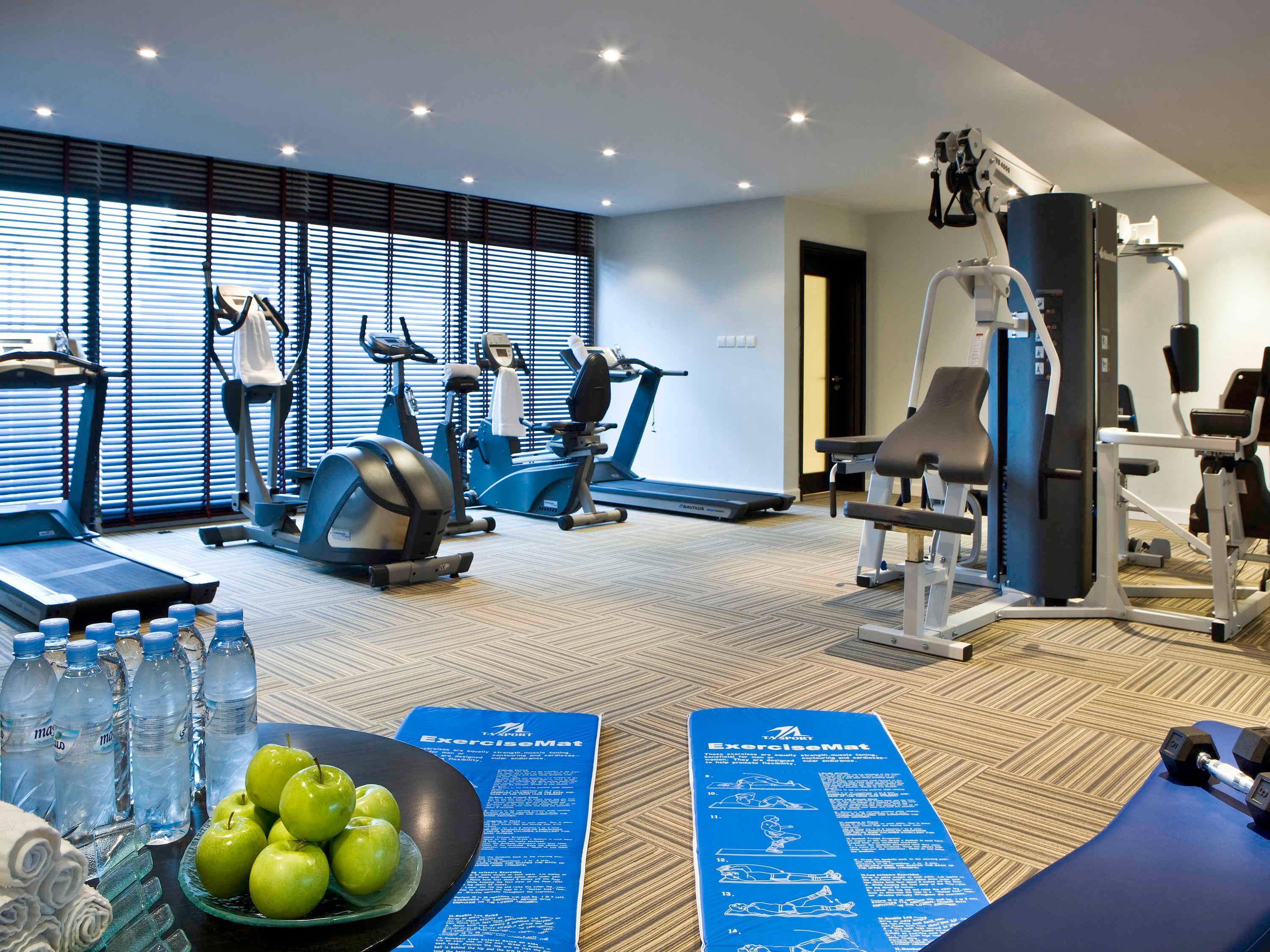 Crowne Plaza - Dubai Jumeirah By Ihg Esterno foto The gym at the hotel