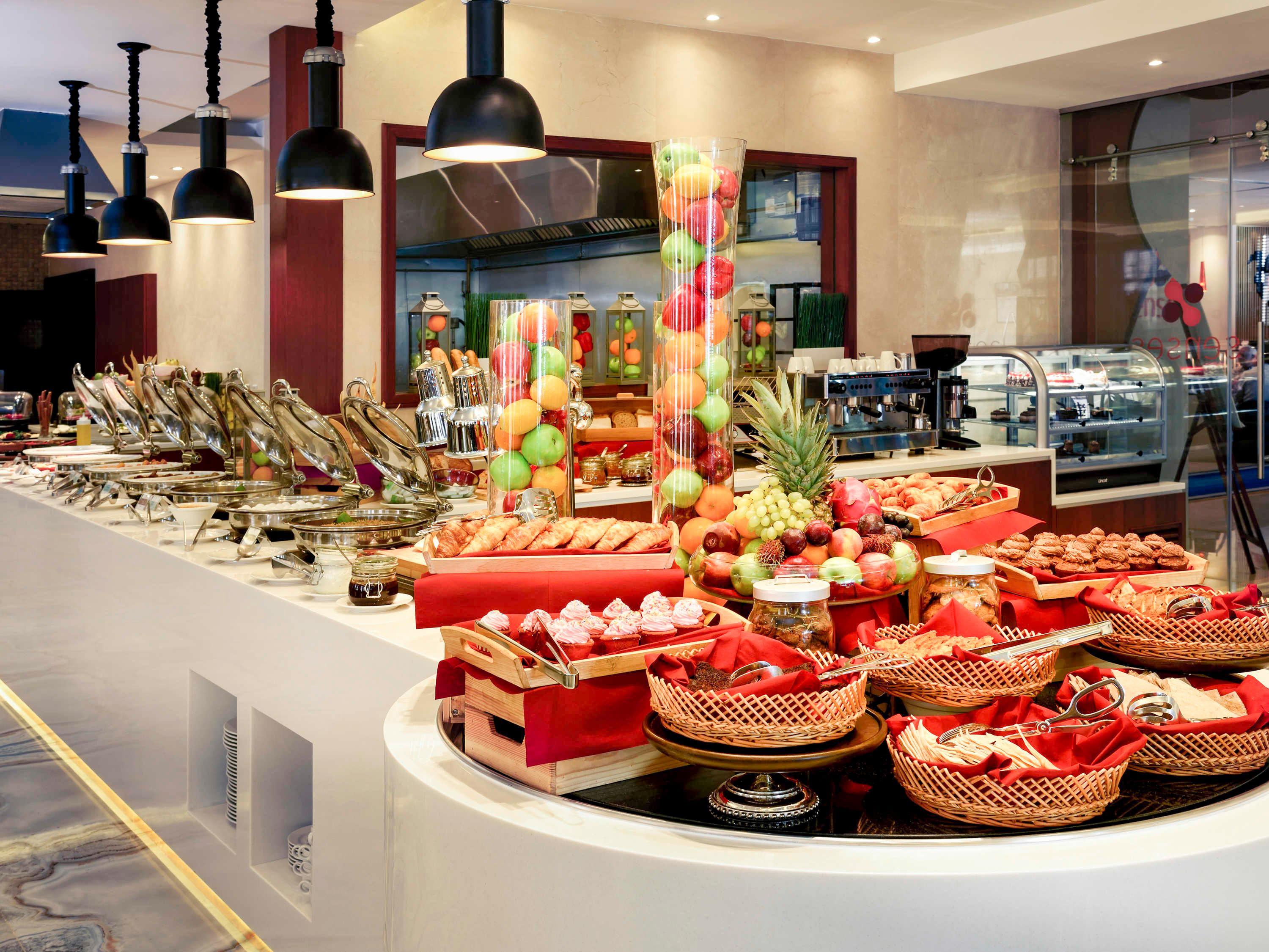 Crowne Plaza - Dubai Jumeirah By Ihg Esterno foto A buffet at a hotel