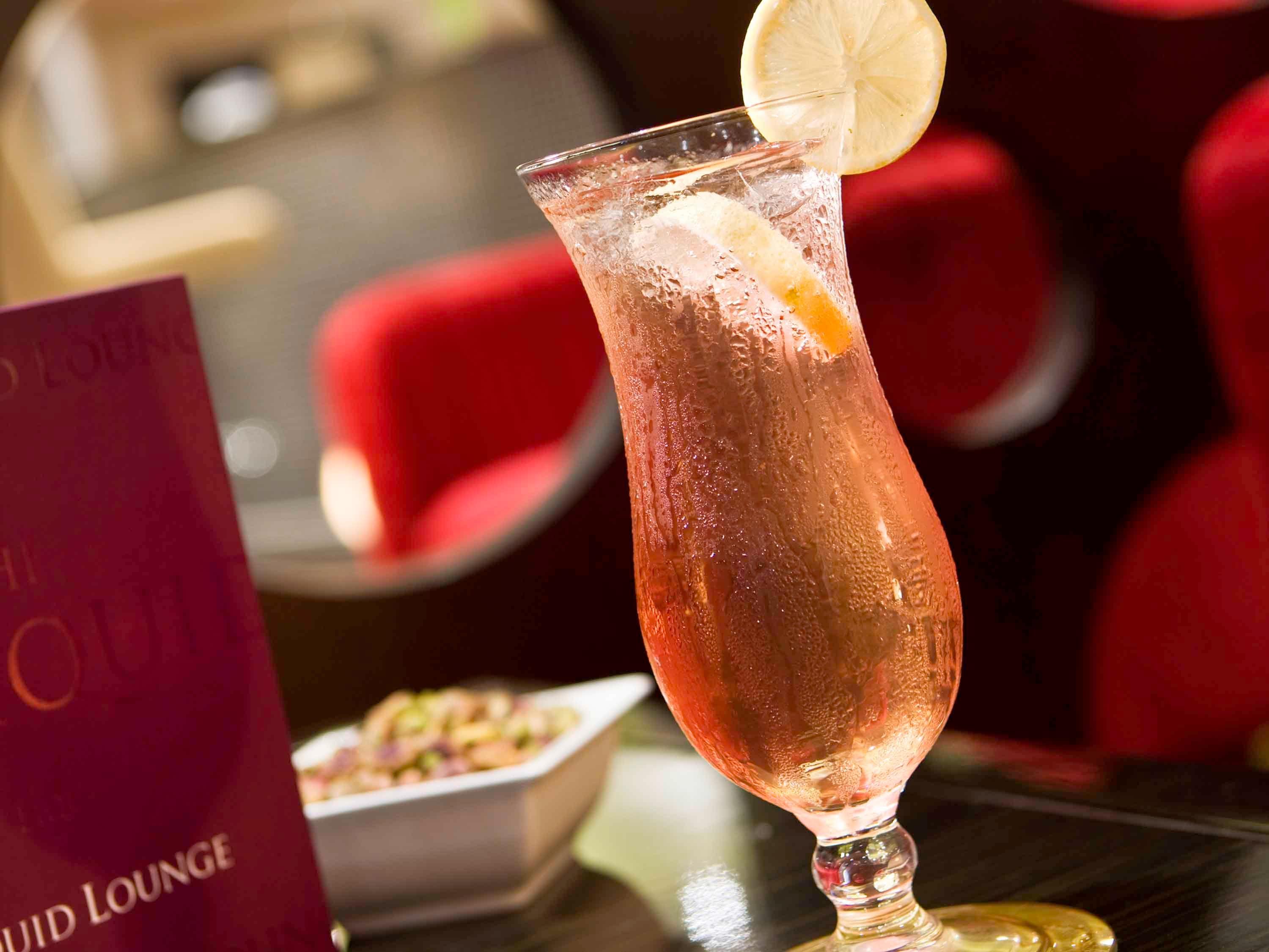 Crowne Plaza - Dubai Jumeirah By Ihg Esterno foto A glass of champagne cocktail