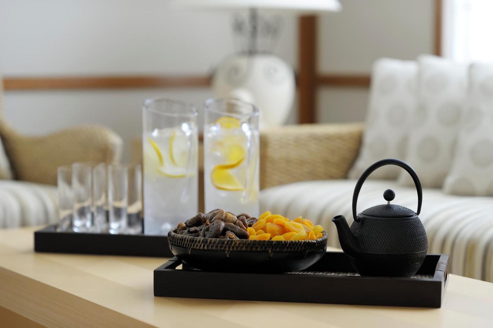 Crowne Plaza - Dubai Jumeirah By Ihg Esterno foto A serving tray
