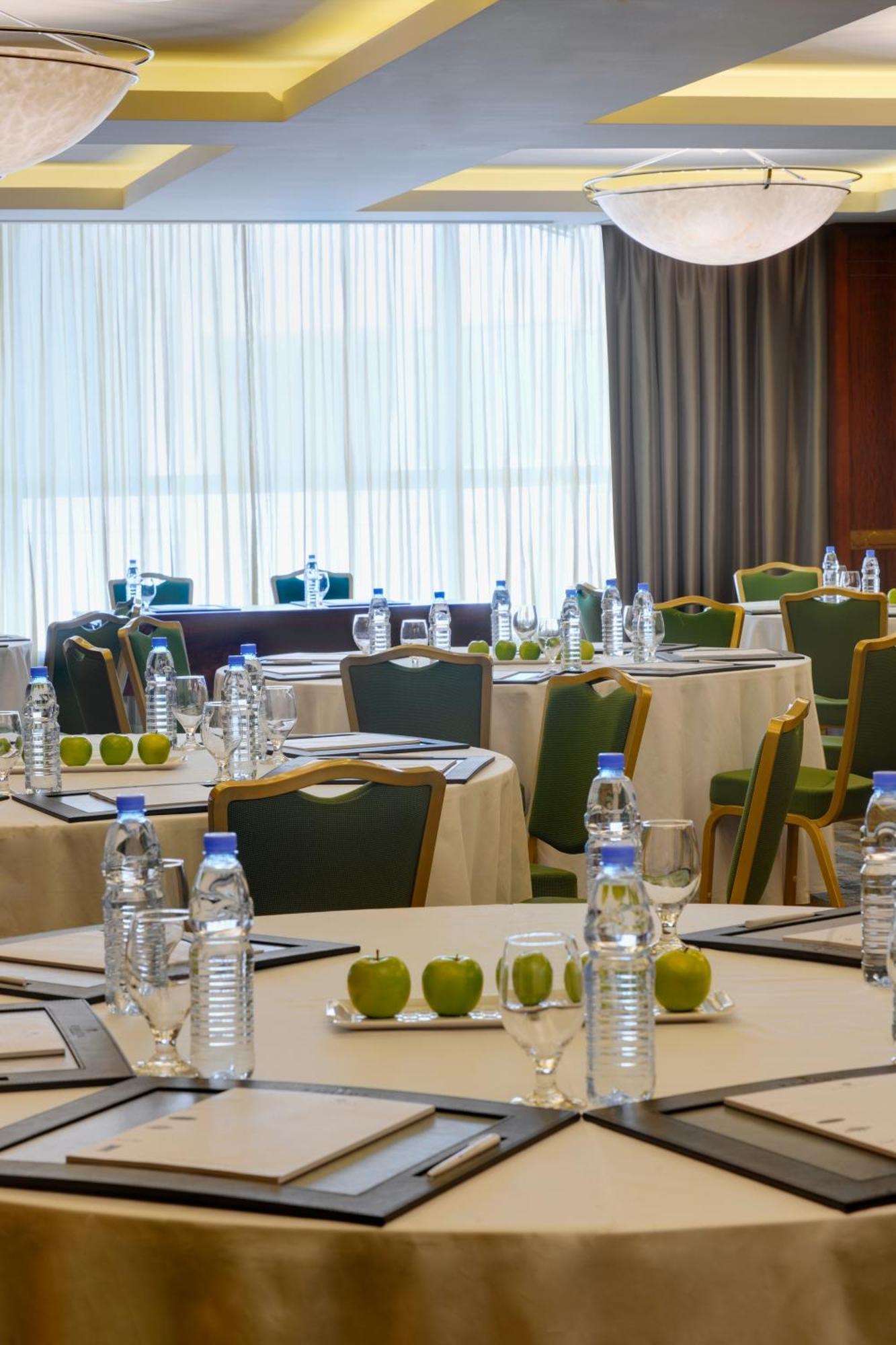 Crowne Plaza - Dubai Jumeirah By Ihg Esterno foto Meeting room