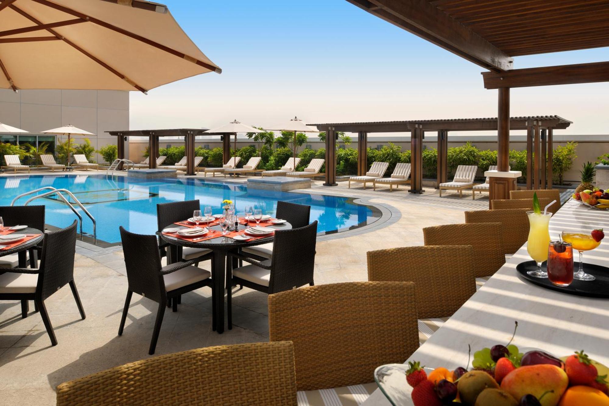 Crowne Plaza - Dubai Jumeirah By Ihg Esterno foto The swimming pool at the hotel