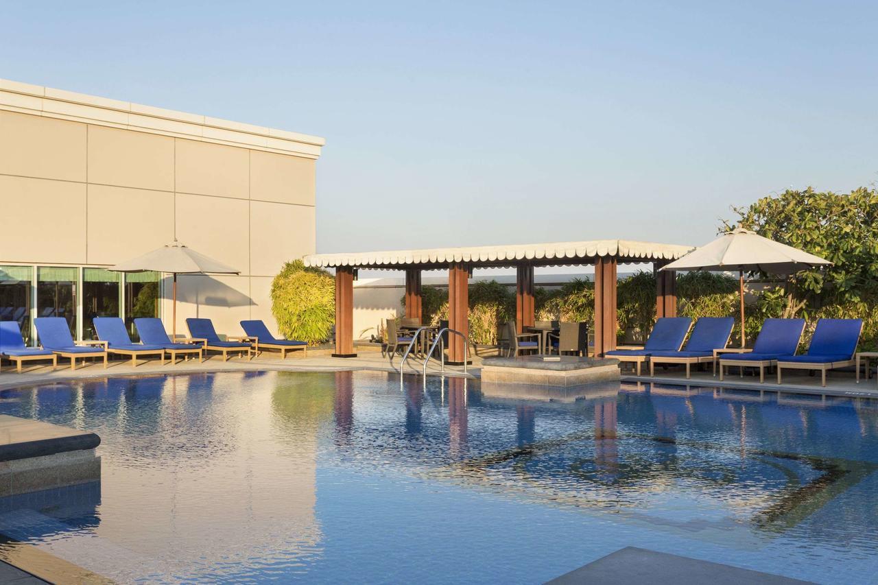 Crowne Plaza - Dubai Jumeirah By Ihg Esterno foto The pool at the hotel