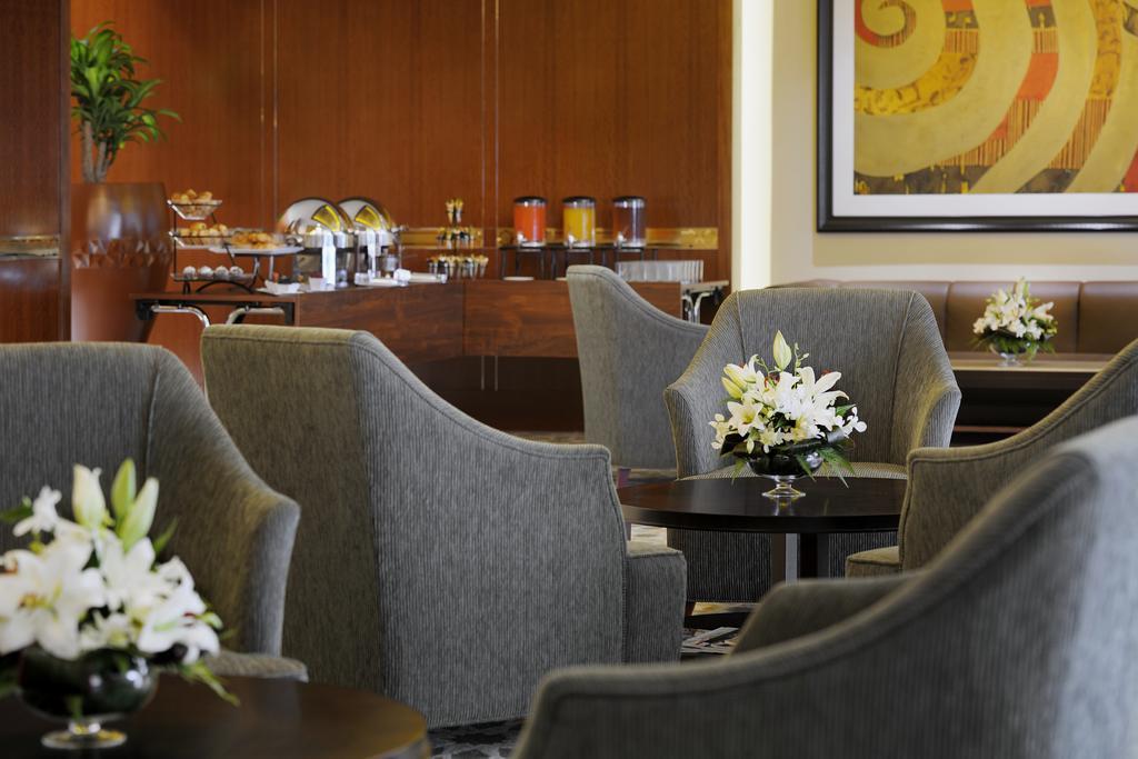 Crowne Plaza - Dubai Jumeirah By Ihg Esterno foto The lounge at the airport